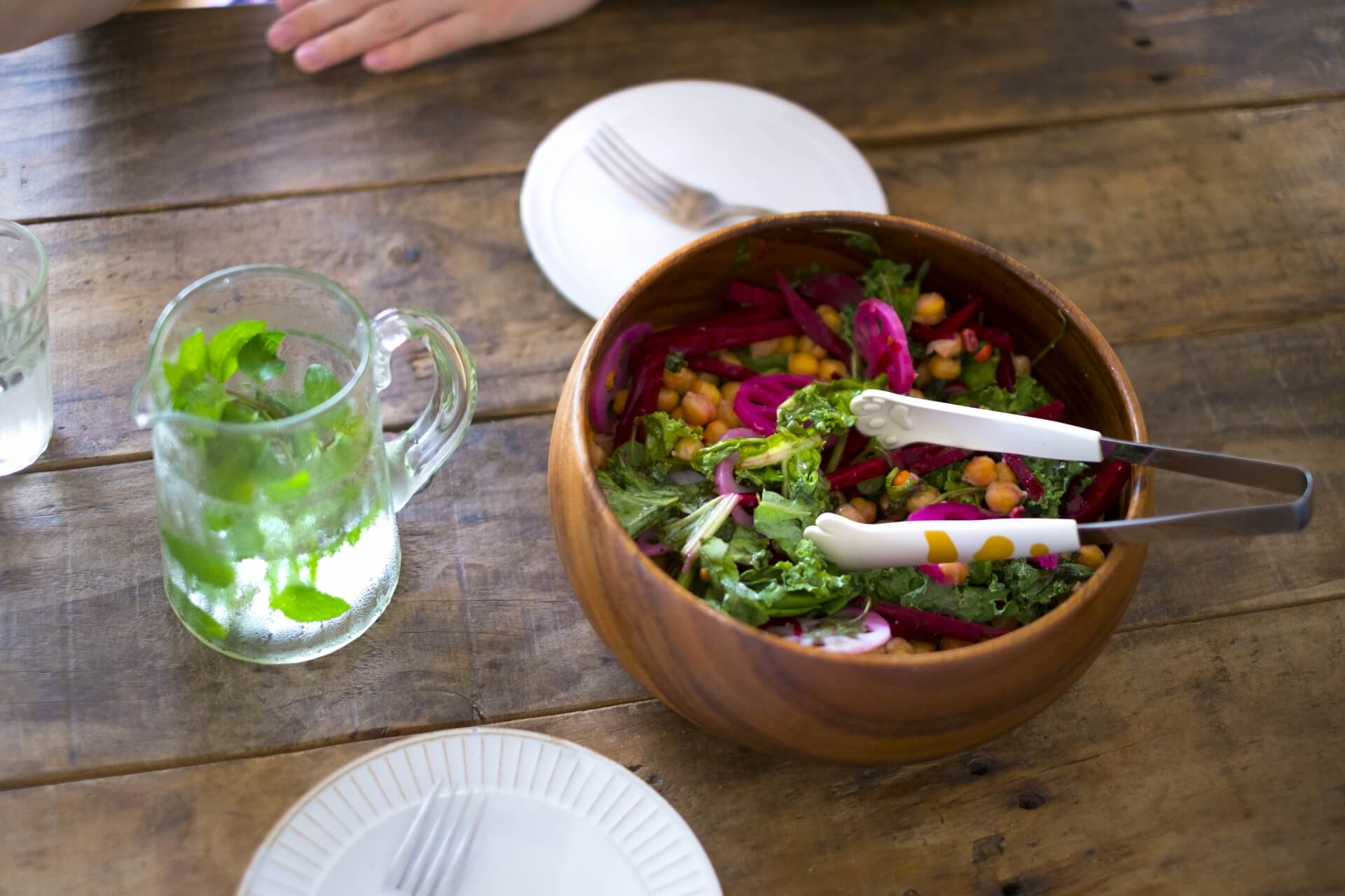 野菜や豆が入ったヴィーガンサラダとミント水