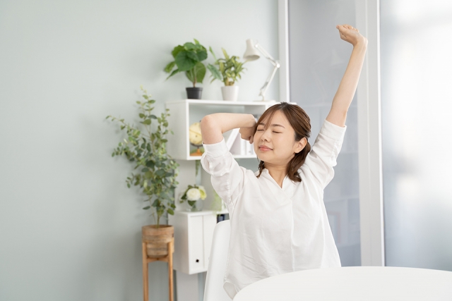 リラックスして疲労回復する女性