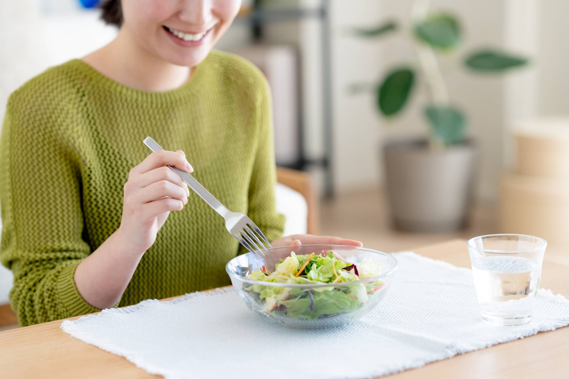 肌のために野菜を食べる女性