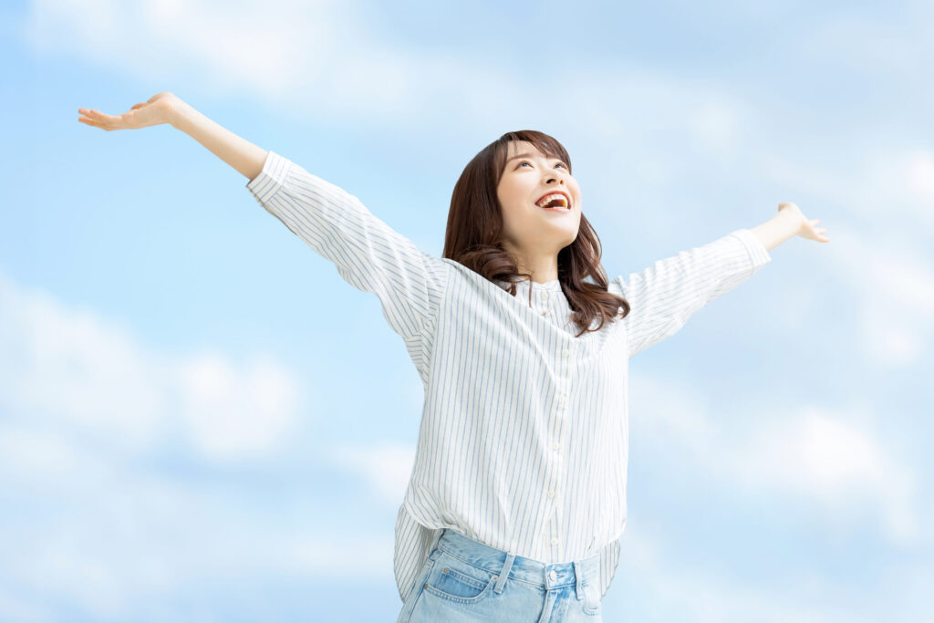 両手を広げる女性
